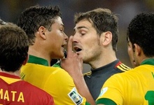 Thiago Silva se encara con Casillas durante la final de la Copa Confederaciones. | EFE