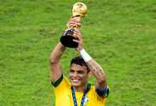 Thiago Silva posa con el trofeo de la Copa Confederaciones. | Cordon Press