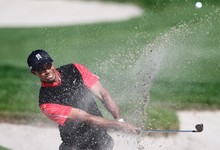 Tiger Woods saca una bola del bnker en el Arnold Palmer Invitational. | Cordon Press