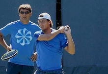 Toni Nadal observa a su sobrino Rafa en un entrenamiento. | Cordon Press