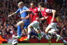 Torres se lleva el baln ante Vermaelen y Koscielny. | Cordon Press