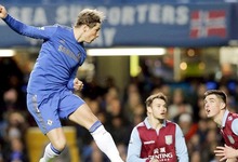 Fernando Torres marca en el partido ante el Aston Villa. | EFE