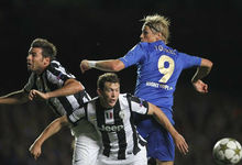 Fernando Torres pelea por un baln en el Chelsea-Juventus. | EFE