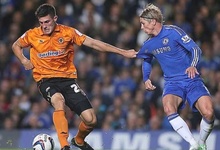 Fernando Torres disputa un baln con Danny Batth. | Cordon Press
