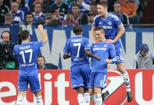 Fernando Torres es felicitado por su primer gol al Schalke 04. | EFE