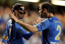 Fernando Torres (i) celebra junto a Ivanovic su gol al Basilea. | Cordon Press