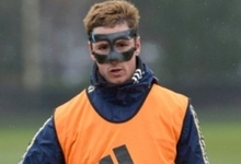 Fernando Torres entrena con una mscara protectora.