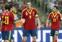 Torres es felicitado por uno de sus cuatro goles. | EFE