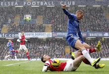 Fernando Torres, en accin ante Vermaelen. | Cordon Press