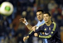 Andrs Tez y Cristiano Ronaldo disputan un baln. | EFE