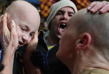 Gary Jones celebra la victoria con Jake Turton. | Facebook