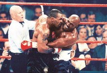 Tyson le arranc un trozo de oreja a Holyfield. | Cordon Press