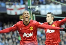 Young y Van Persie celebran el tanto de la victoria. | EFE