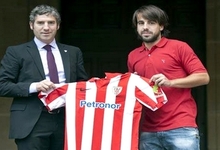 Beat, junto a Josu Urrutia durante su presentacin. | Foto: Athletic Club