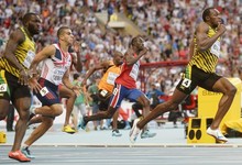 Bolt, en cabeza durante la final de 200 metros. | EFE