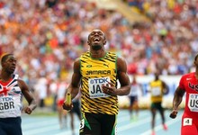 Usain Bolt cruza la meta en la prueba de 4x100. | EFE