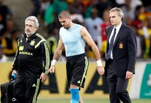 V�ctor Vald�s, lesionado en el Soccer City de Johannesburgo. | Cordon Press