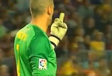 Vald�s hace una peineta a Piqu�. 