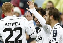 Los jugadores del Valencia celebran el nico tanto del encuentro. | EFE