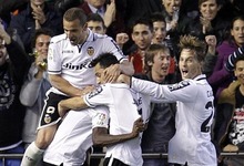 Los jugadores del Valencia celebran uno de los goles de Soldado. | EFE