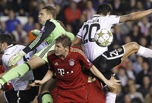 Los jugadores del Bayern luchan por un baln. |EFE