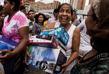 Una venezolana sale, este sbado, de una de las tiendas expropiadas. | EFE