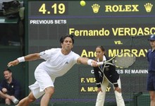 Fernando Verdasco devuelve una bola a Andy Murray. | EFE