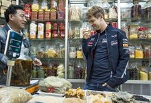 Vettel bebe licor de serpiente en Shanghai. | EFE