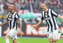 Arturo Vidal (i) celebra junto a Giorgio Chiellini su gol al Torino. | EFE