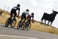 Tres corredores del pelotn saliendo de Almendralejo. | EFE