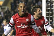 Walcott celebra uno de sus tres goles al Reading. | Cordon Press