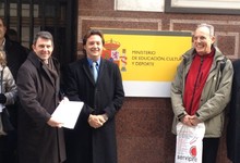 Representantes de las asociaciones en la puerta del Ministerio de Educacin