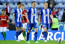 Los jugadores del Wigan, cabizbajos tras la derrota ante el Swansea. | Cordon Press