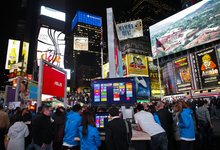 Clientes observando el nuevo Windows 8 en la inauguracin de la tienda de Microsoft en Times Square el pasado 25 de octubre. | Cordon Press/Reuters