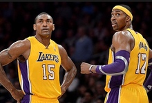 Metta World Peace (i) sigue los pasos de Dwight Howard y se va de los Lakers. | Archivo