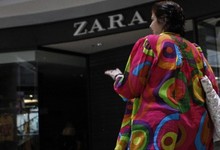Una mujer caminaba ayer lunes, frente a una de las tiendas Zara en Venezuela, EFE 