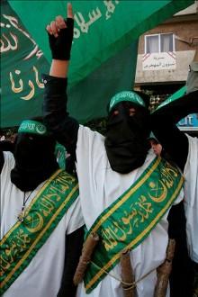 Terroristas de Hamas, como siempre ocultando su rostro. (EFE)