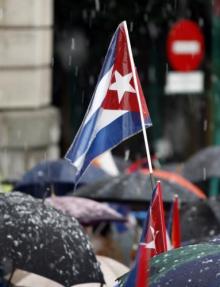 Paraguas y banderas en la concentracin. (FDV)