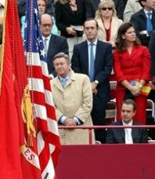 Zapatero, sentado ante la bandera de EEUU. (Archivo)