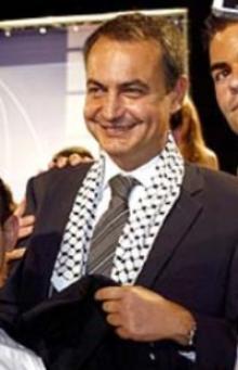 Zapatero se fotografi en julio de 2006 con el tpico pauelo palestino. (Archivo)