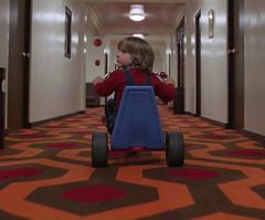 Danny Torrance, por los pasillos del Overlook en el film de Kubrick.
