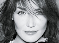 Carla Bruni anunciando auriculares