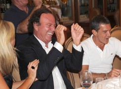 Julio Iglesias, cenando con Antonio Banderas | Cordon Press