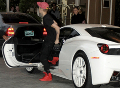 Justin Bieber, bajando de su Ferrari | Archivo