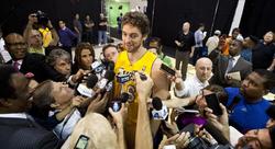 Gasol atiende a los periodistas en la presentacin de los Lakers. | EFE