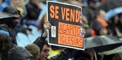 Un aficionado muestra un cartel alusivo a Agapito Iglesias durante el partido ante el Villarreal. | EFE
