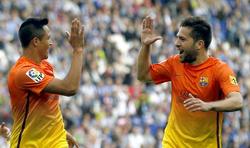 Alexis (i) celebra su gol con Jordi Alba. | EFE