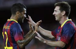 Dani Alves y Leo Messi celebran un gol del Barcelona. | EFE