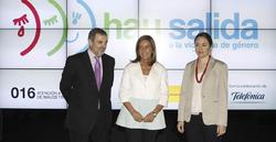 Mato, junto al presidente de Telefnica, Luis Miguel Gilprez, y la delegada del Gobierno para la Violencia de Gnero, Blanca Hernndez | EFE