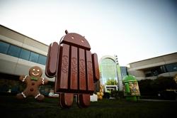 El Android KitKat en las oficinas de Google junto a sus predecesores. | Google